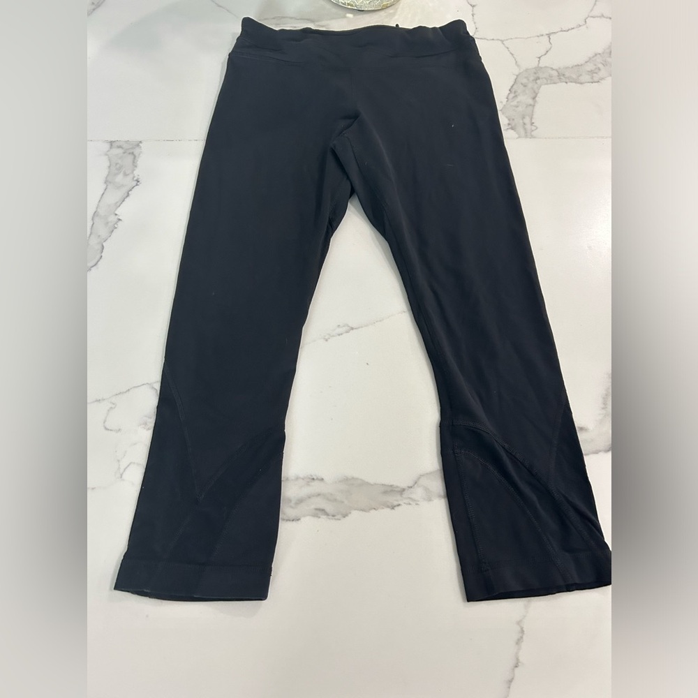 Lululemon Cropped‎ Active Wear Leggings. Size 6 (653)